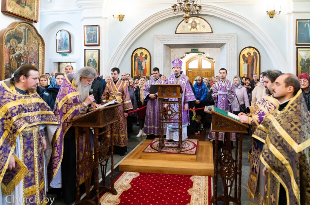 В Неделю 4-ю Великого поста Митрополит Вениамин совершил Божественную литургию в Свято-Духовом кафедральном соборе города Минска