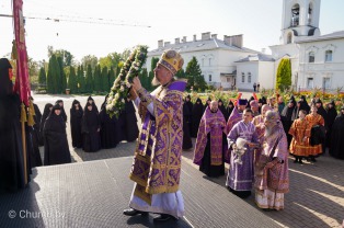 Патриарший Экзарх всея Беларуси возглавил престольный праздник Крестовоздвиженского собора Полоцкого монастыря